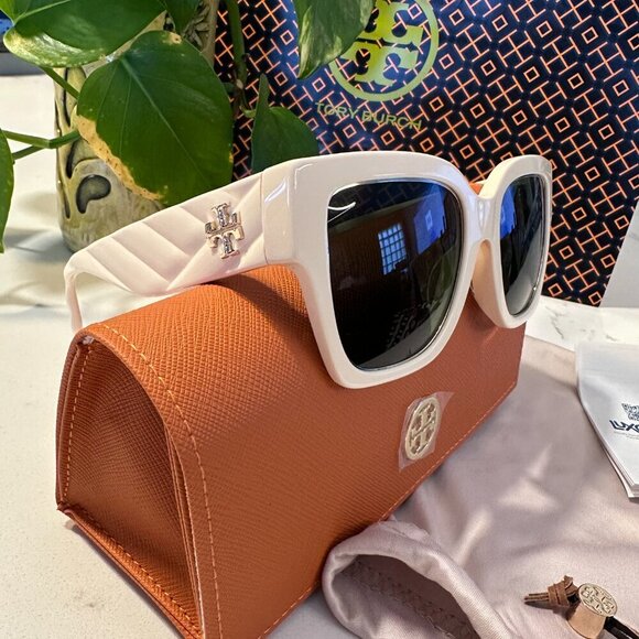NWT! NEW! Tory Burch Kira Square Chevron Sunglasses -Ivory/Green - Picture 9 of 10